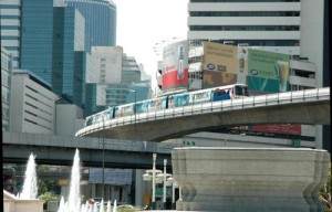 Skytrain in Bangkok. Hier gibt es weder Möbel aus Asien noch den Wald.