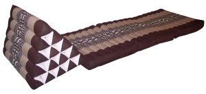 Thaikissen mit einem extra großen Dreieck als Kopfstütze bzw. Rückenlehne.