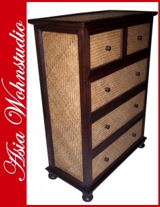 Asiatischer Massivholzschrank mit Rattan verziert.
