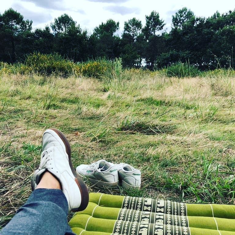 Kapokmatratze-Füße-relaxen-Campen