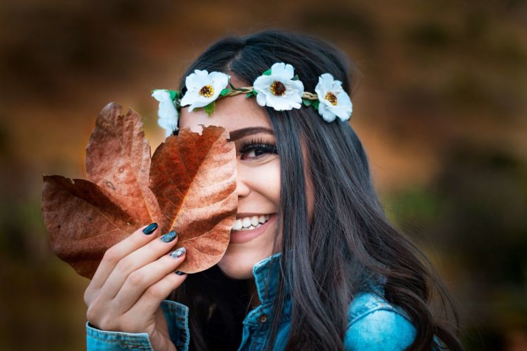 Herbst-Blätter-Frau-Abwehrkräfte-Immunsystem