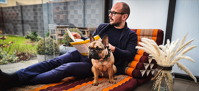 Mann relaxen lesen Hund französische Bulldogge liegen Thaikissen Hundebett Katzenbett