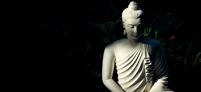 Buddhafiguren weiße Buddha Statue schwarzer Hintergrund