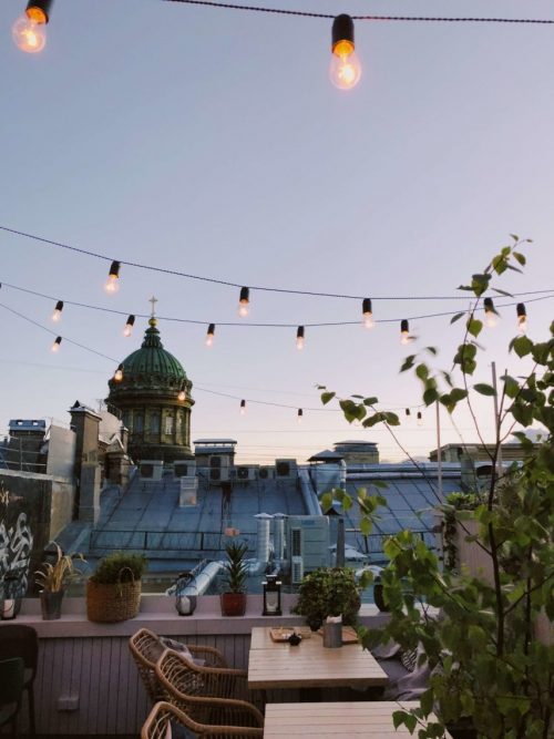 Balkon-am-Abend-über-Stadt