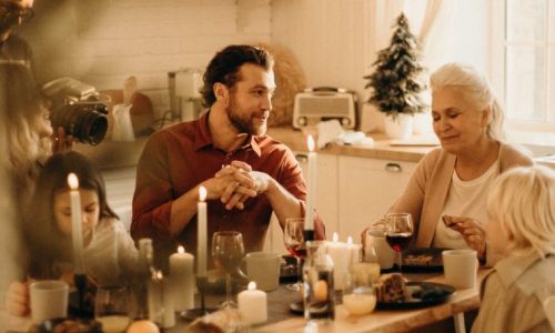 Sinnvolle-Geschenke-zu-Weihnachten-Tannenbaum-Familie